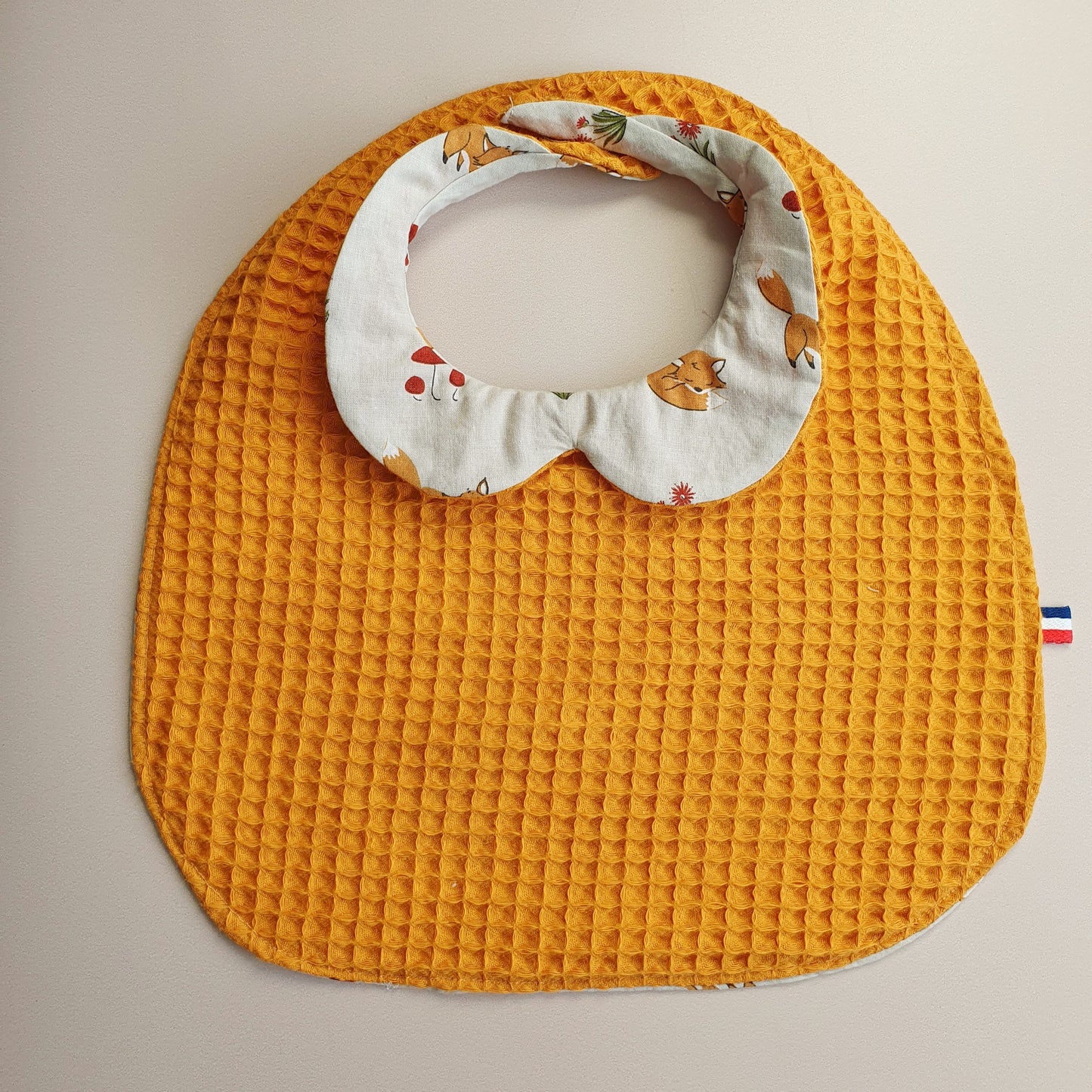 Sur mesure – Bavoir bébé réversible col Claudine en coton & nid d’abeille