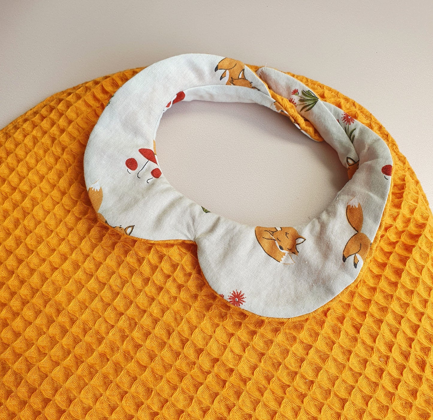 Sur mesure – Bavoir bébé réversible col Claudine en coton & nid d’abeille