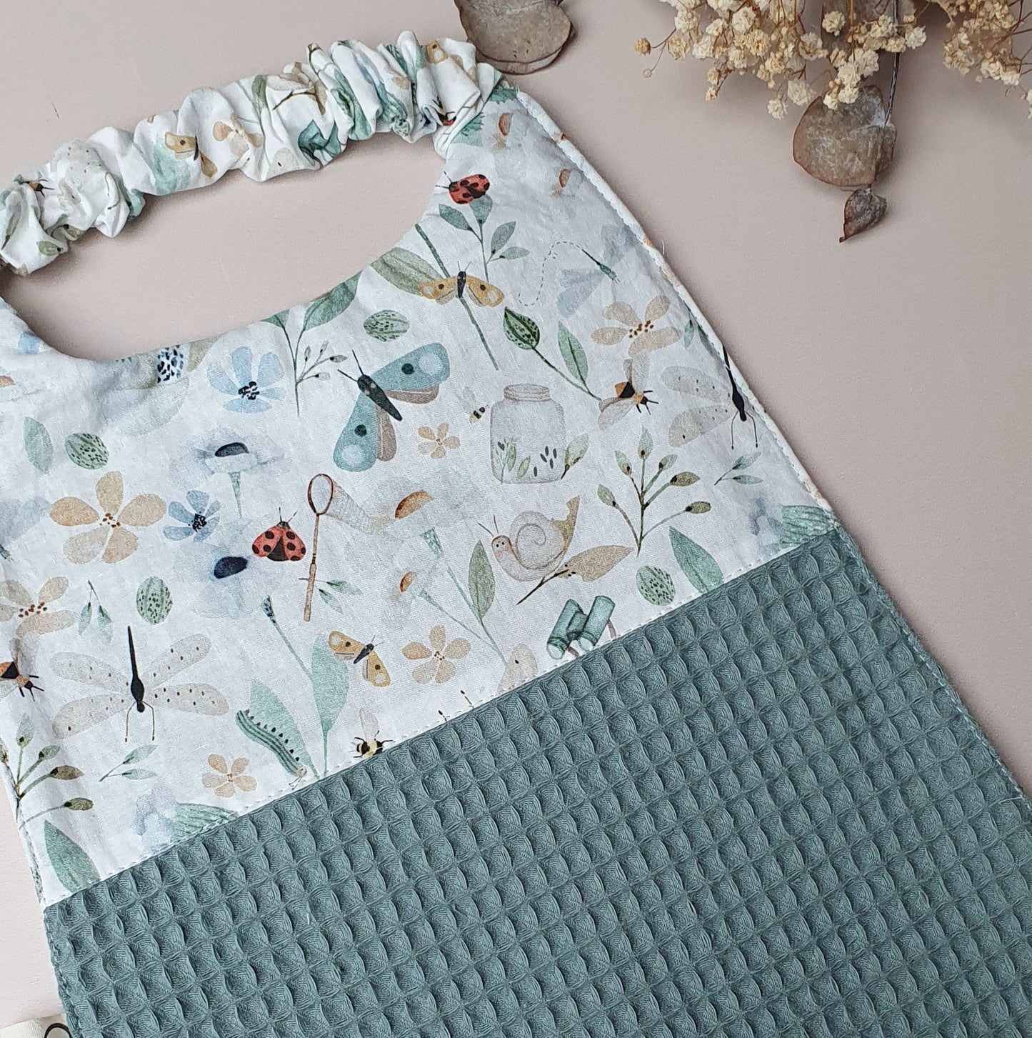 En stock – Bavoir maternelle élastique coton insectes & nid d’abeille vert sauge – Dos imperméable
