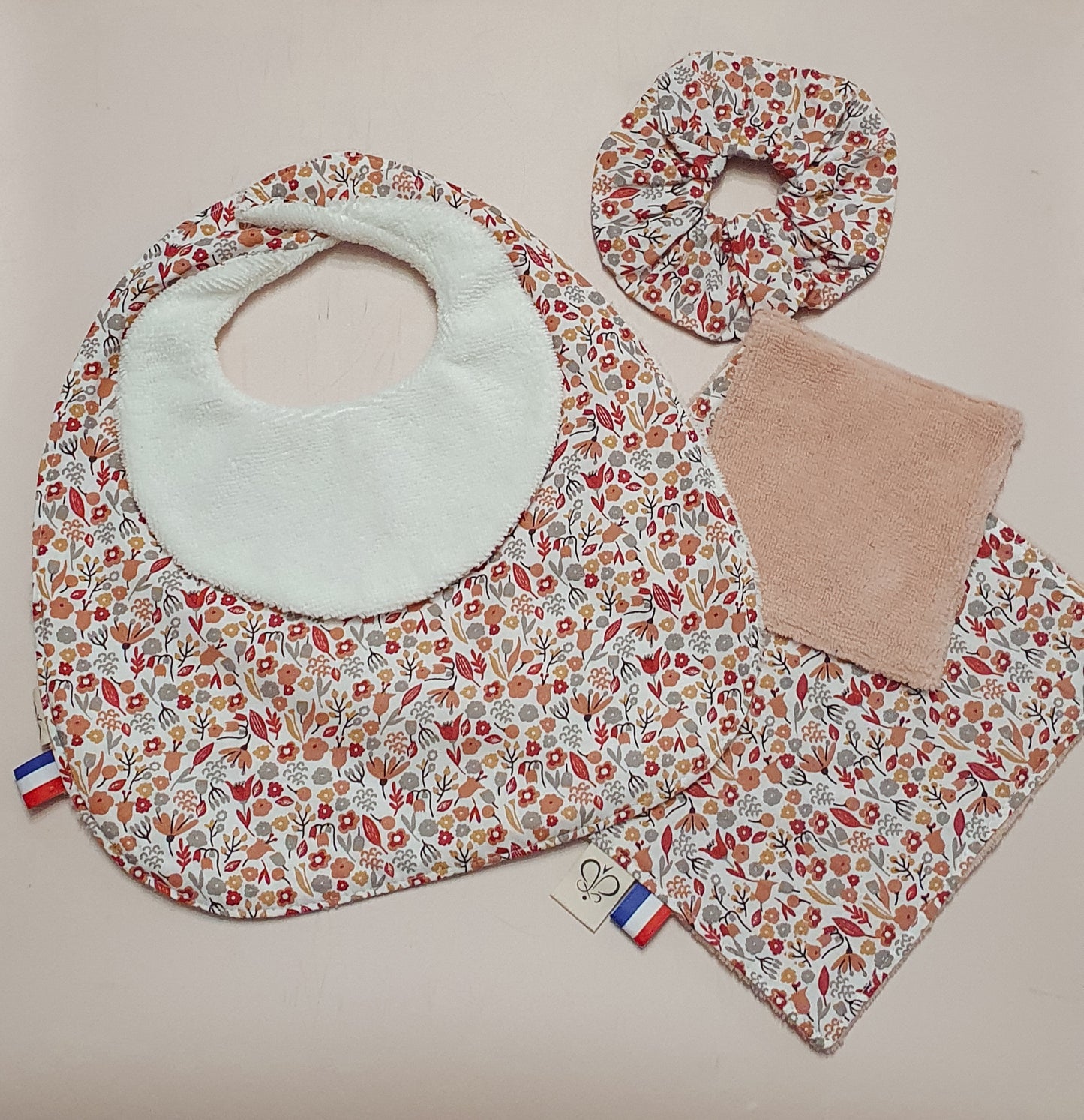 Lot Fleurette Alice bébé – Bavoir réversible, serviette & chouchou