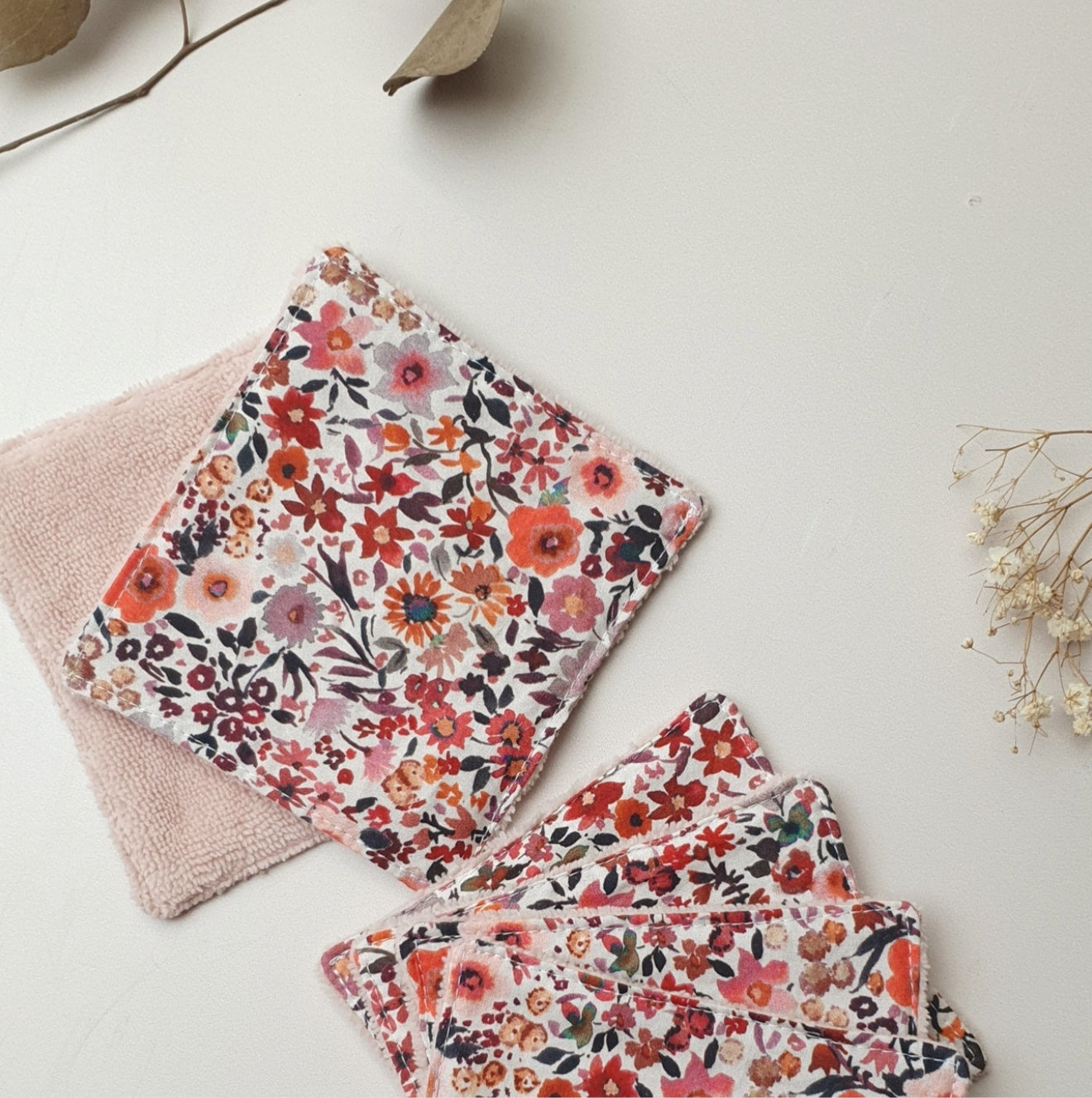 Inspiration – Lingette fleurie (11x10 cm) en coton & éponge bambou rose lavable