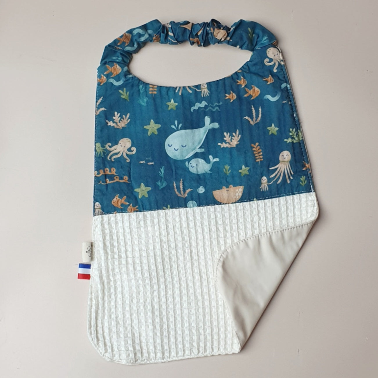 Inspiration – Serviette élastique maternelle thème océan, nid d’abeille & dos imperméable