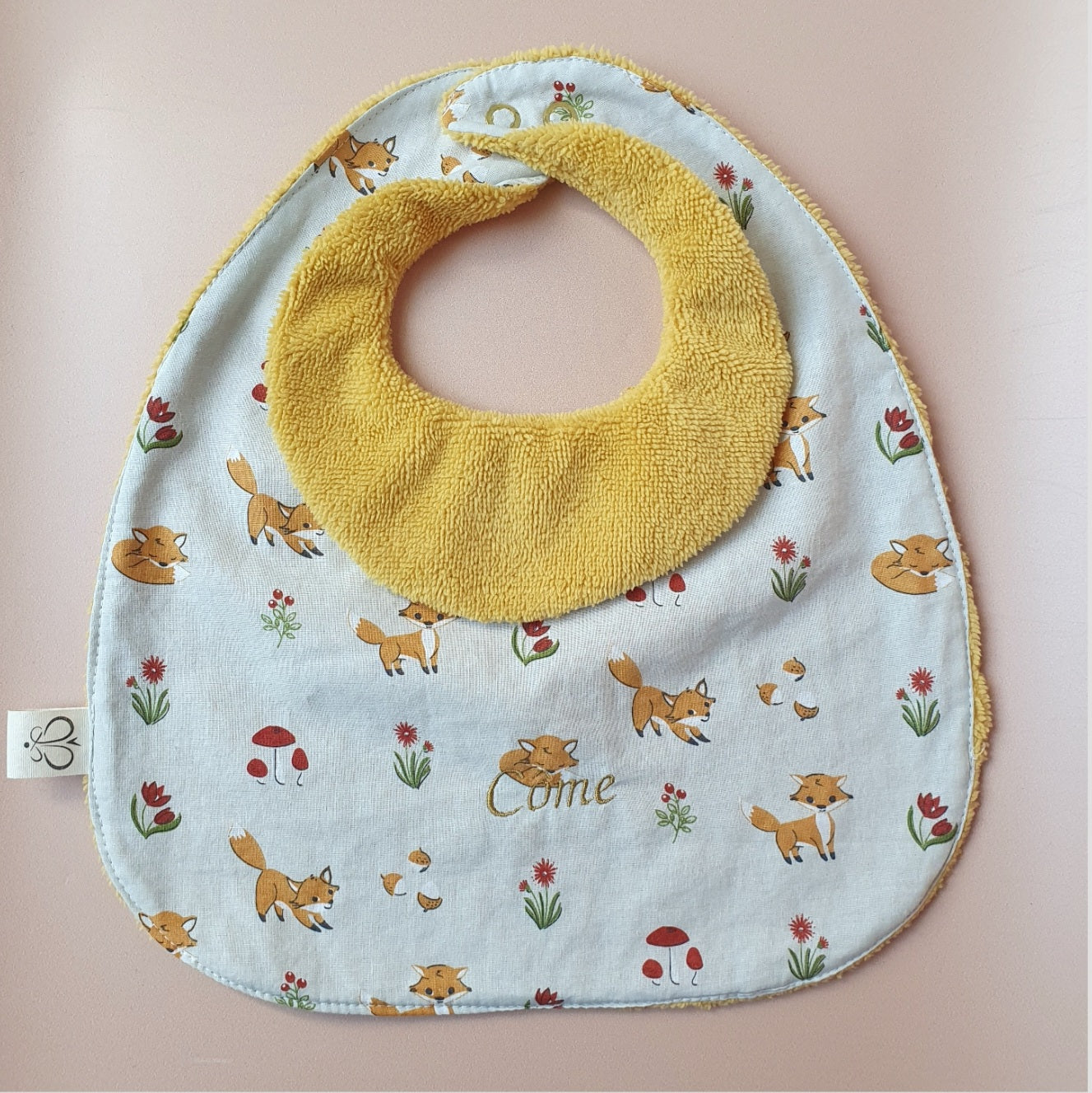 Inspiration – Bavoir réversible col rond Fox en éponge bambou moutarde brodé