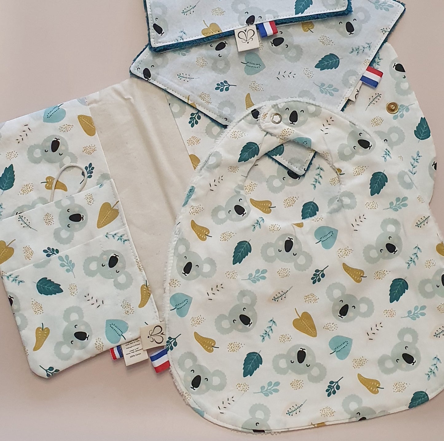 Lot bébé Koala – Protège carnet, bavoir & serviettes douces