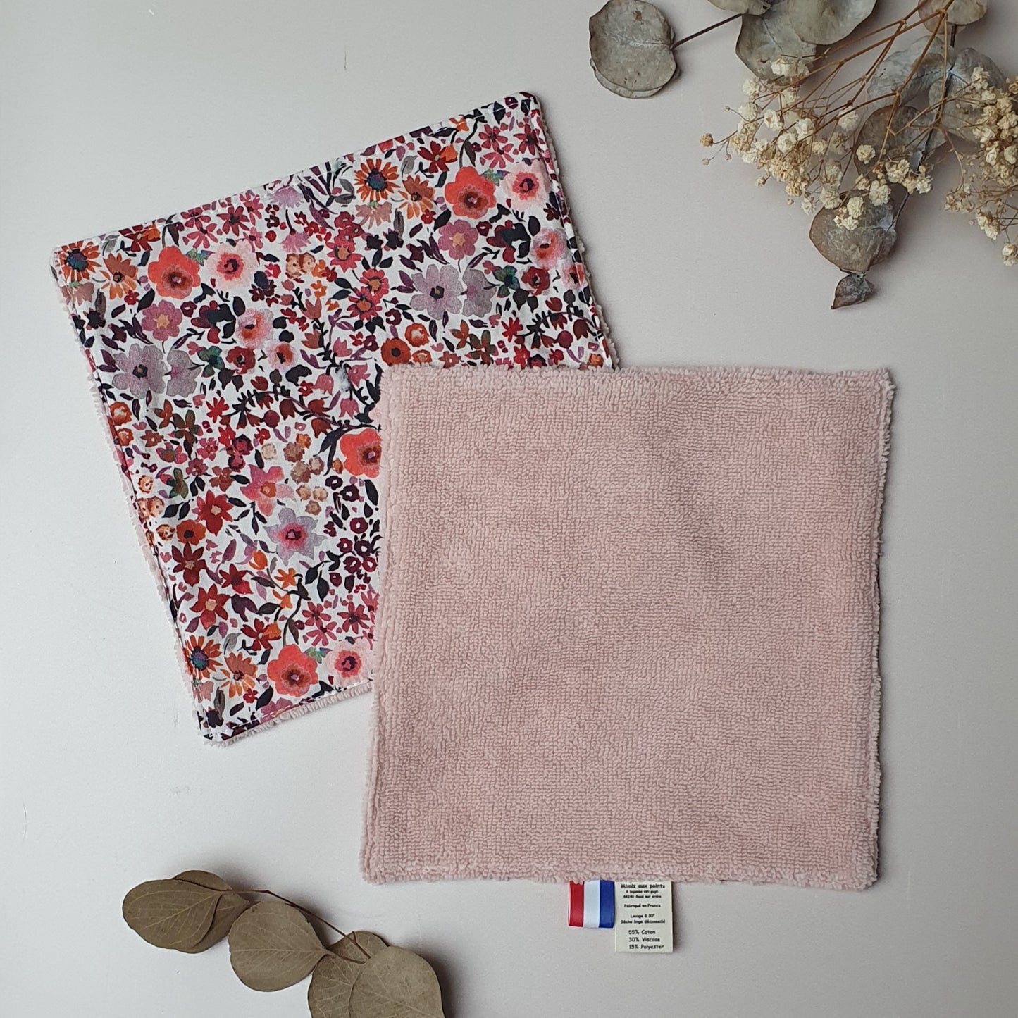 En stock – Débarbouillette coton fleuri & éponge bambou rose 20×20 cm