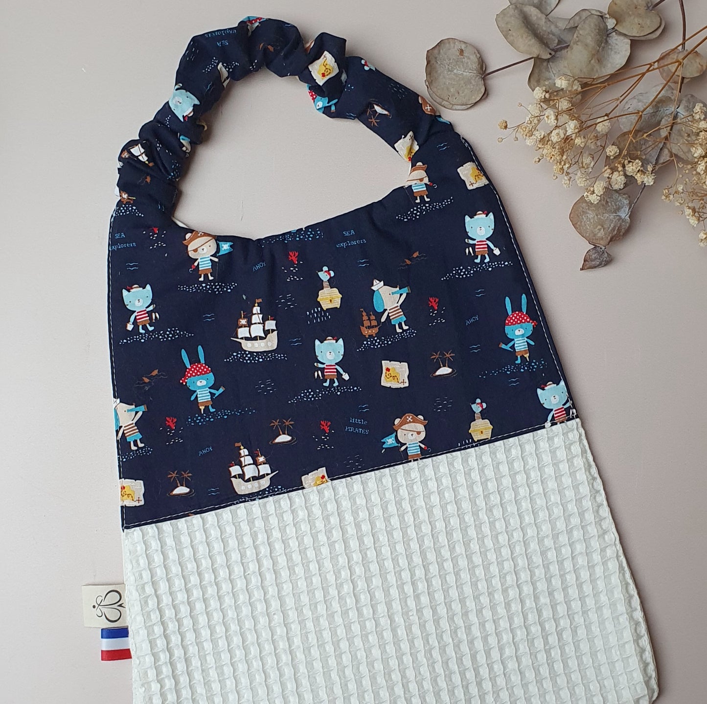 En stock – Bavoir maternelle élastique coton pirates bleu marine & nid d’abeille écru – Dos imperméable