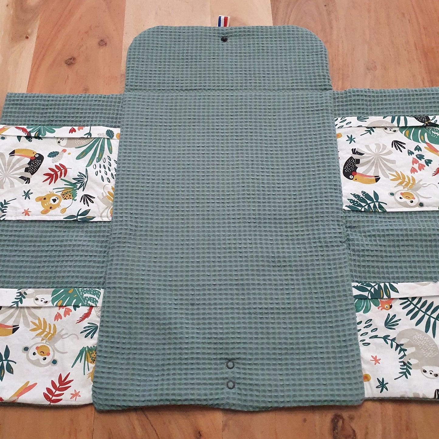 Matelas à langer nomade – Nid d’abeille & coton, pratique et personnalisable