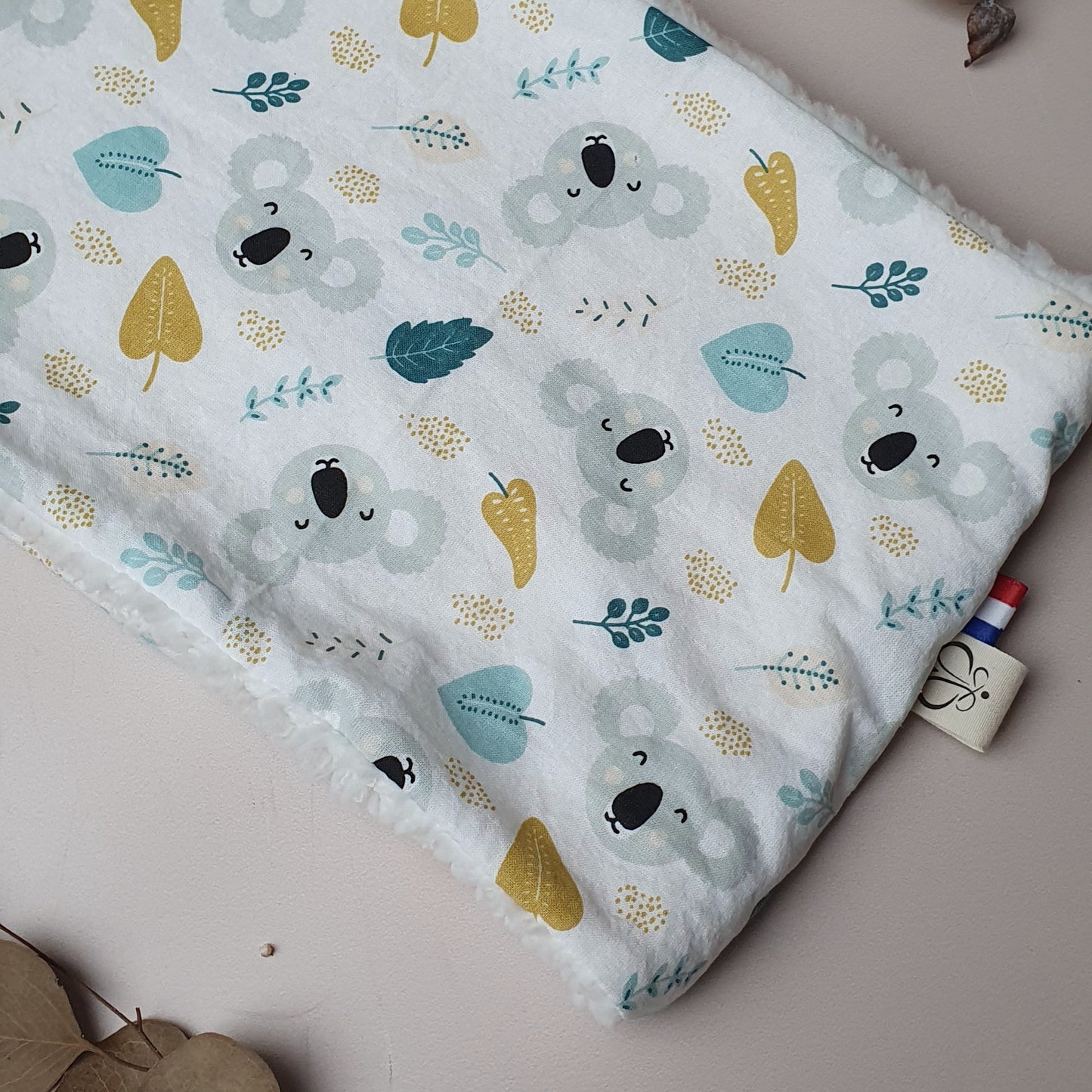 En stock – Snood enfant 27×18 cm motif koala doublé sherpa
