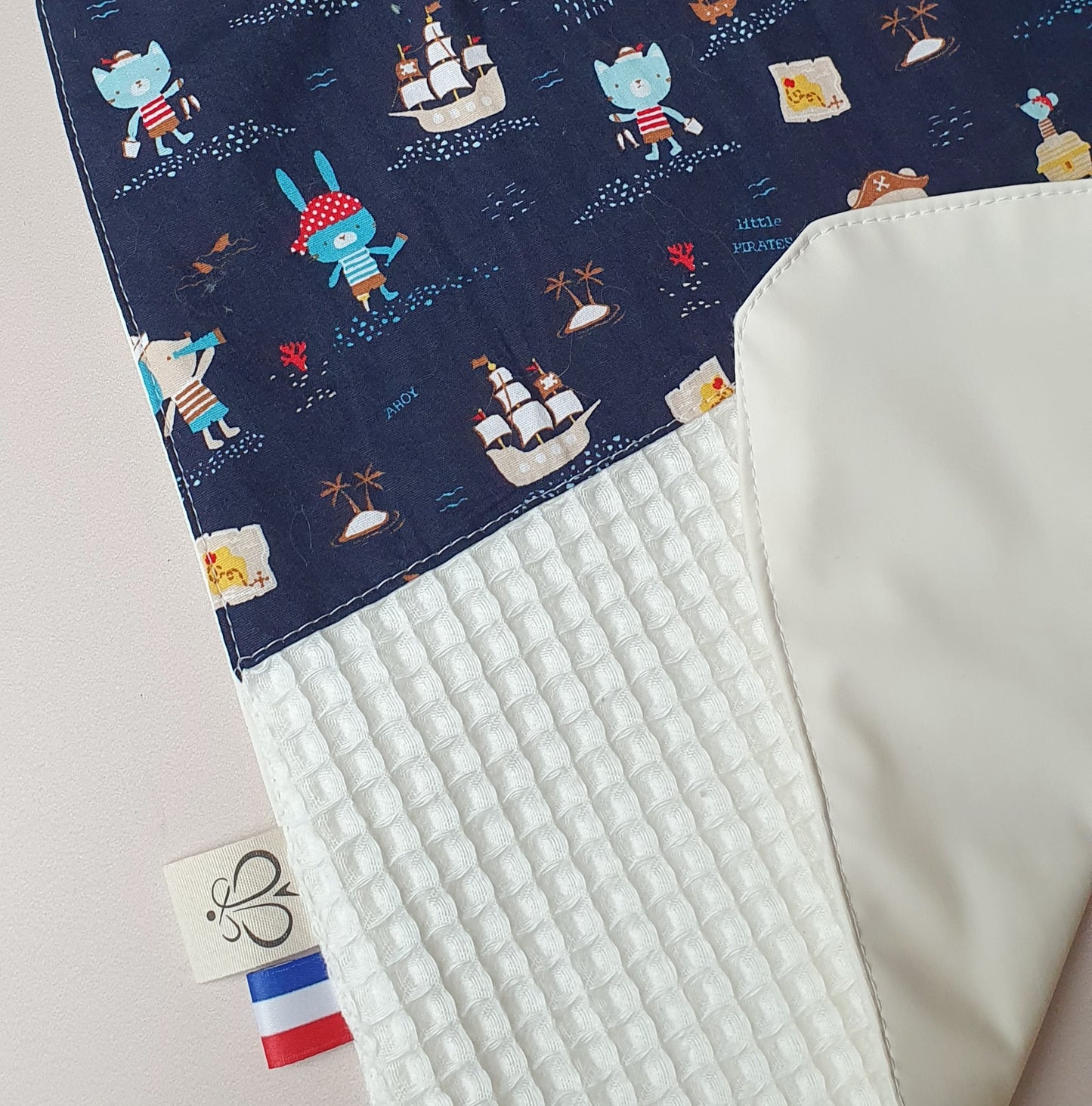 En stock – Bavoir maternelle élastique coton pirates bleu marine & nid d’abeille écru – Dos imperméable