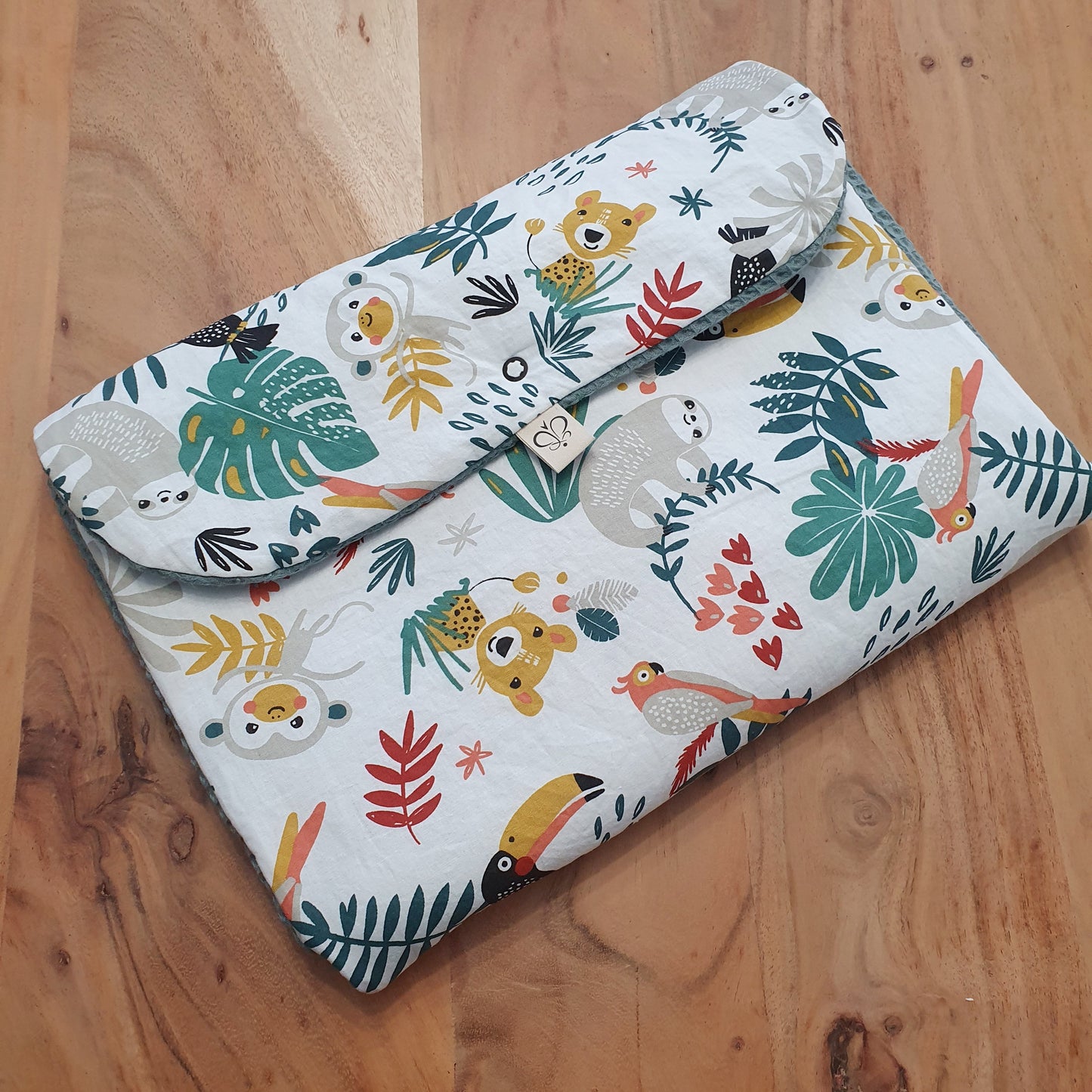 Matelas à langer nomade – Nid d’abeille & coton, pratique et personnalisable