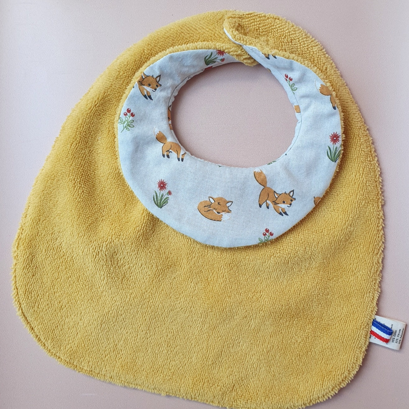 Inspiration – Bavoir réversible col rond Fox en éponge bambou moutarde brodé