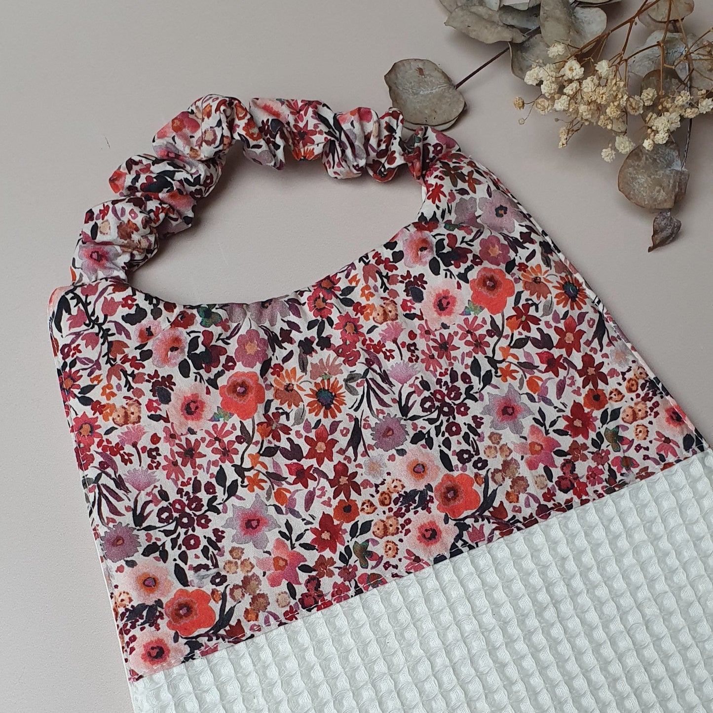 En stock – Bavoir maternelle élastique coton animaux & nid d’abeille écru – Dos imperméable
