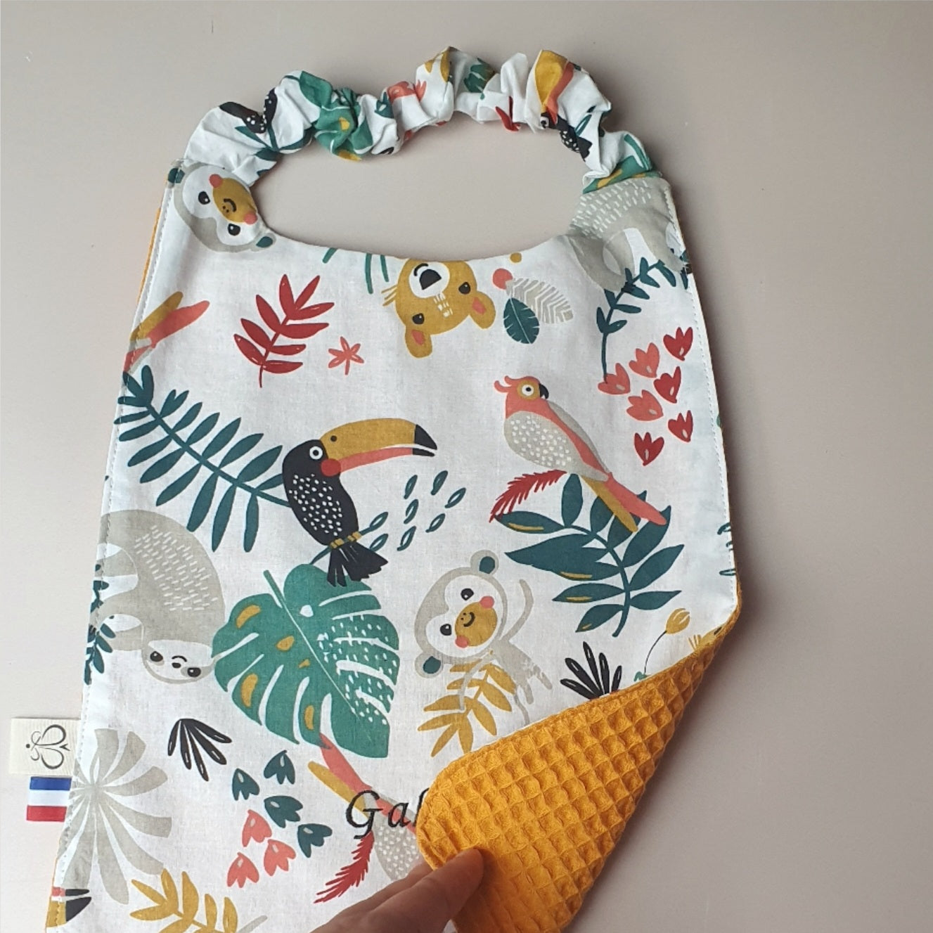 Inspiration – Bavoir maternelle élastique Jungle brodé et nid d'abeille jaune