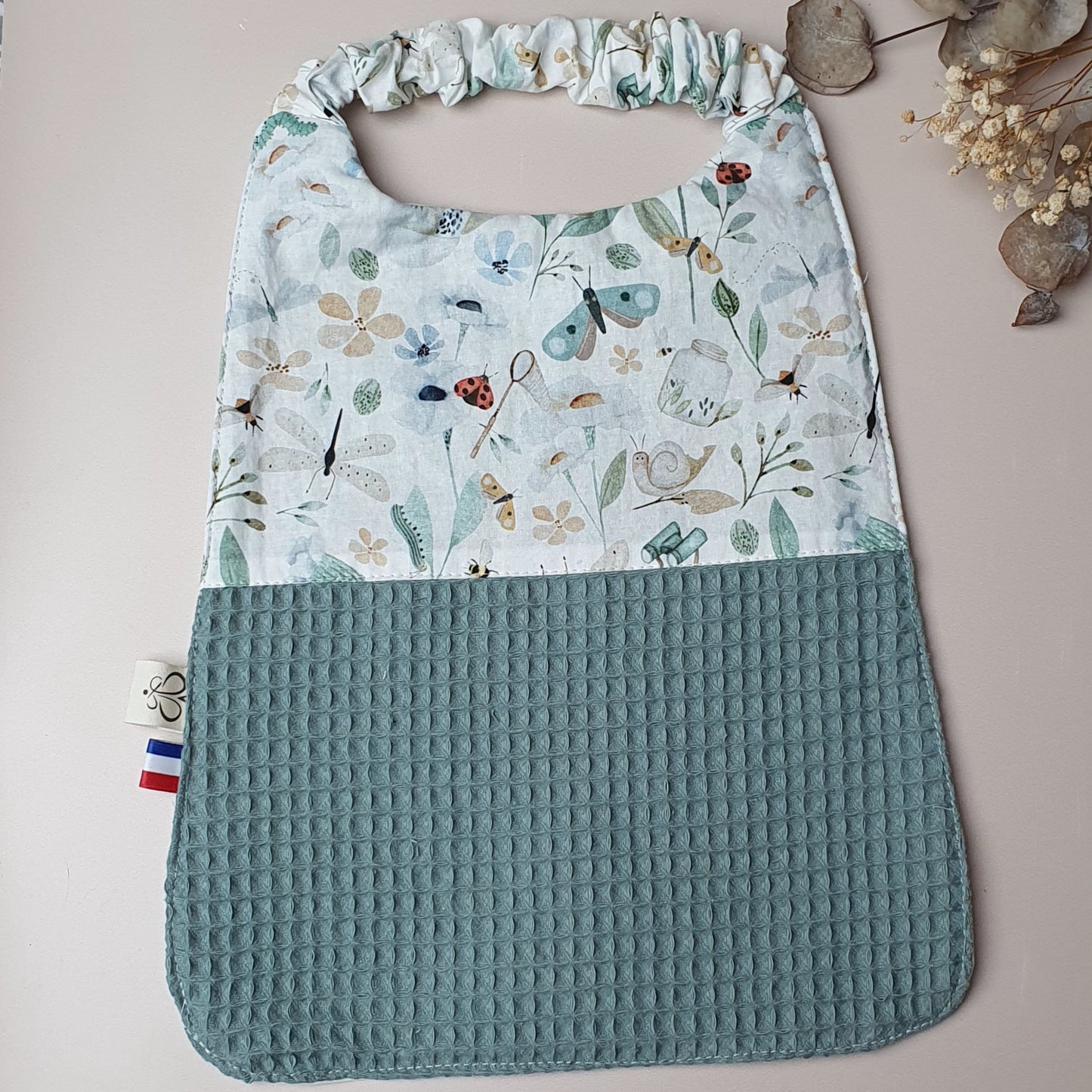 En stock – Bavoir maternelle élastique coton insectes & nid d’abeille vert sauge – Dos imperméable