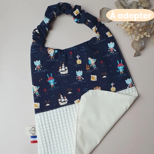 En stock – Bavoir maternelle élastique coton pirates bleu marine & nid d’abeille écru – Dos imperméable