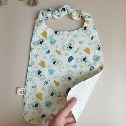 Inspiration – Bavoir élastique Koala maternelle en nid d’abeille écru brodé