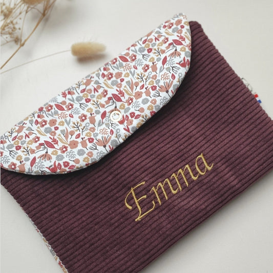 Inspiration – Protège carnet de santé personnalisé velours Prune & fleuri Alice