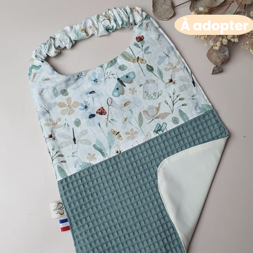 En stock – Bavoir maternelle élastique coton insectes & nid d’abeille vert sauge – Dos imperméable