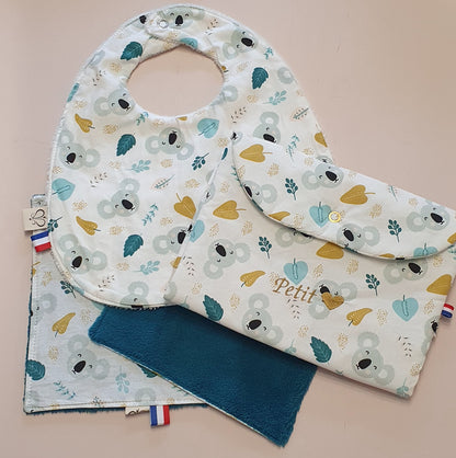 Lot bébé Koala – Protège carnet, bavoir & serviettes douces