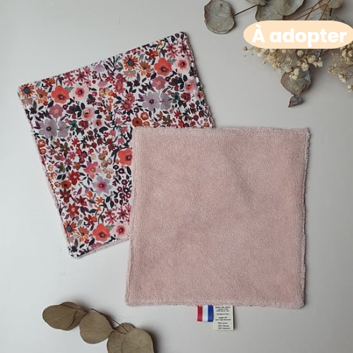 En stock – Débarbouillette coton fleuri & éponge bambou rose 20×20 cm